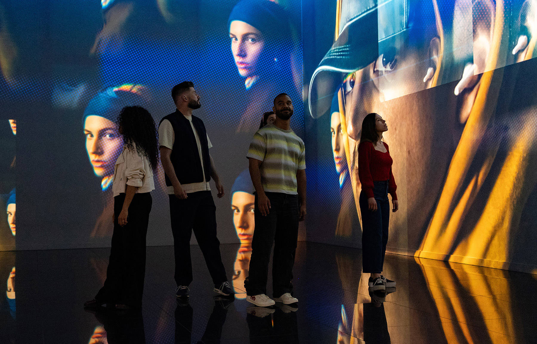 Bezoekers van Fabrique des Lumières X Mauritshuis kijken rond.