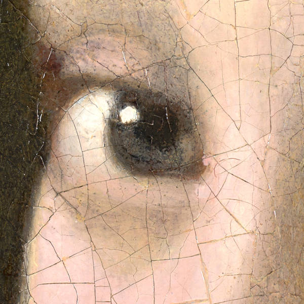 Een close-up van 'Meisje met de parel' ter hoogte van haar oog, de barsten in de verf zijn goed zichtbaar