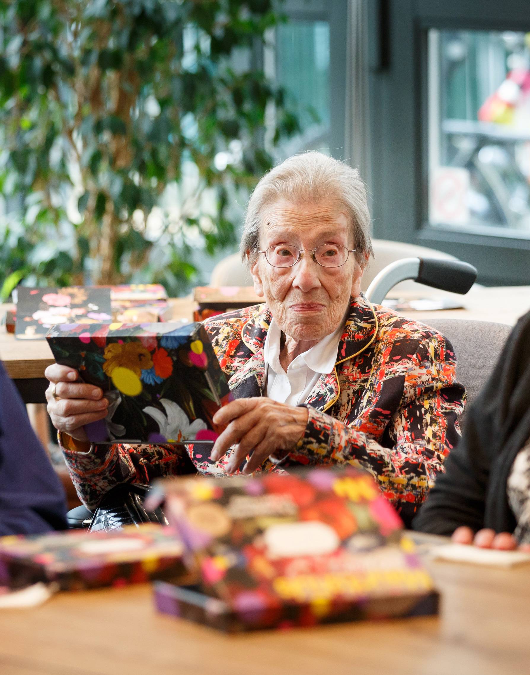 Een oudere vrouw bekijkt de schilderijen van het Mauritshuis tijdens de activiteit Onvergetelijk.