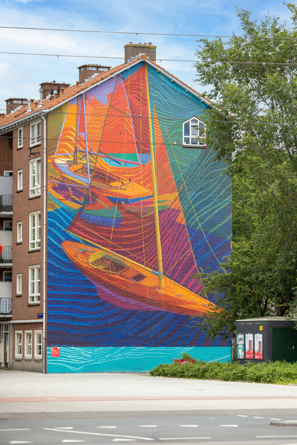 Matthieu Pommier liet zich inspireren door het Scheepvaartmuseum en schilderde twee kleurrijke, bijna abstracte schepen in hoge golven.