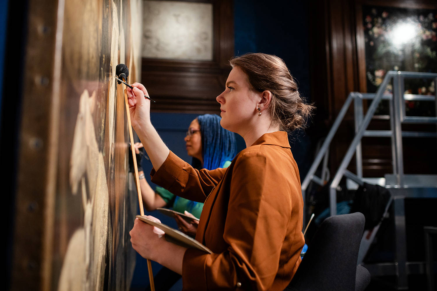 Restaurateurs Abbie en Jolijn restaureren de Stier in het Mauritshuis.