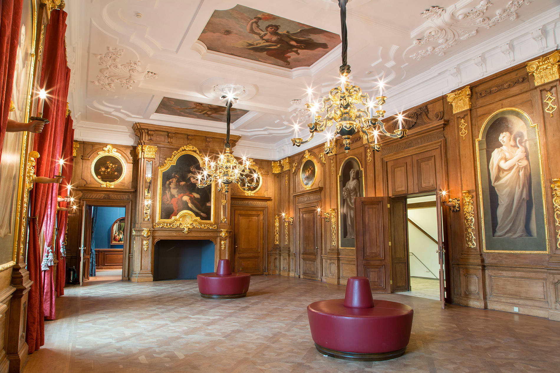 De Gouden Zaal van het Mauritshuis zit vol gouden details, met mythologische schilderijen van Pelegrini.