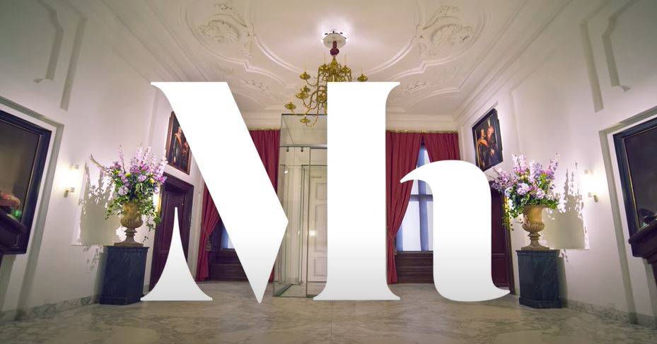 De voormalige entree van het Mauritshuis met daarop de letters MH geprojecteerd