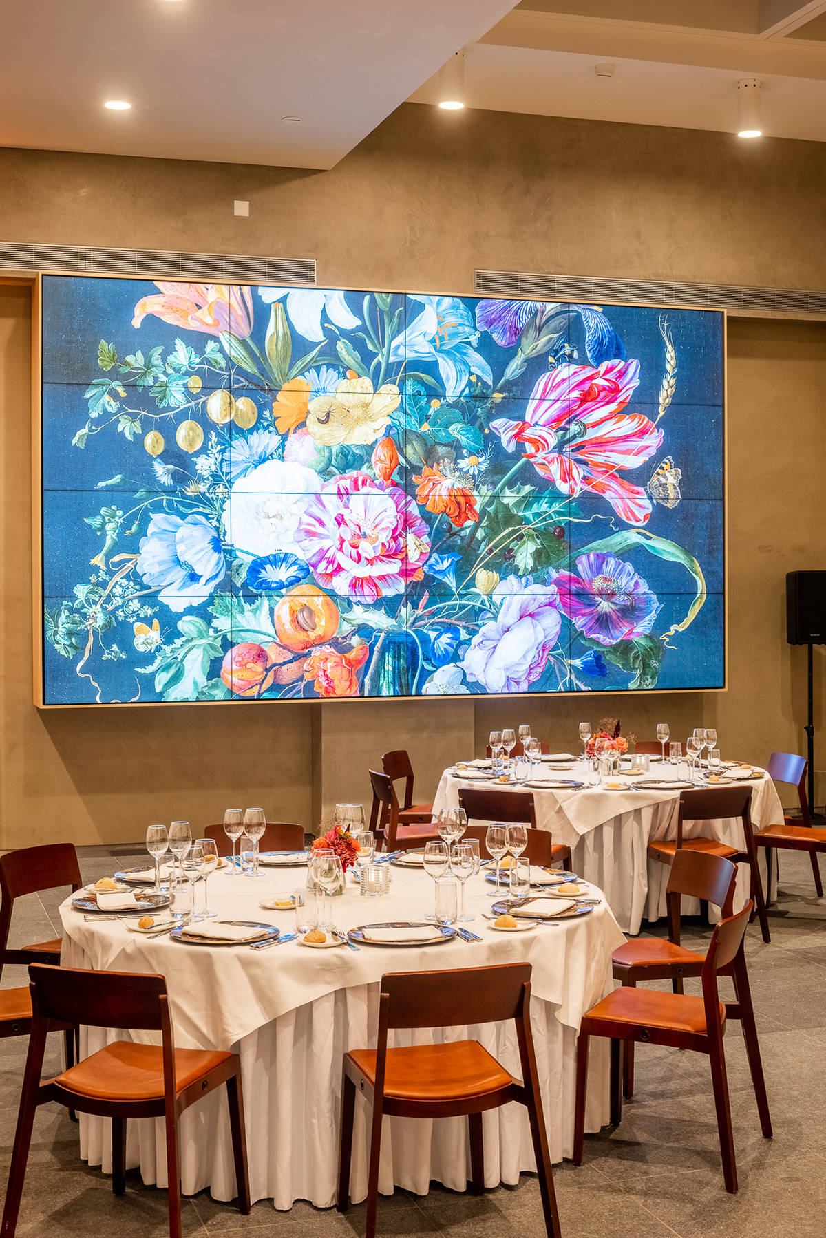 Tafels gedekt voor het avondeten in het Mauritshuis