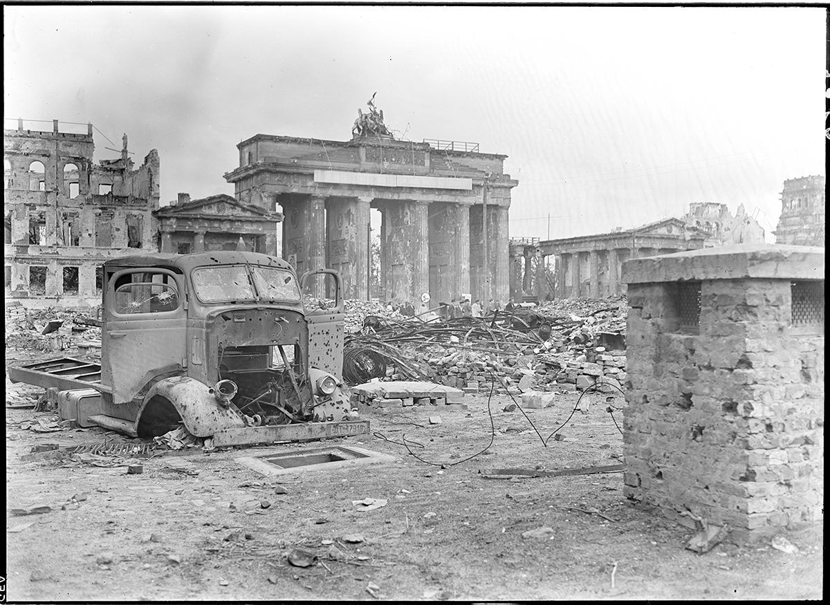 Een foto met het uitzicht op Pariser Platz en de beschadigde Brandenburger Tor.