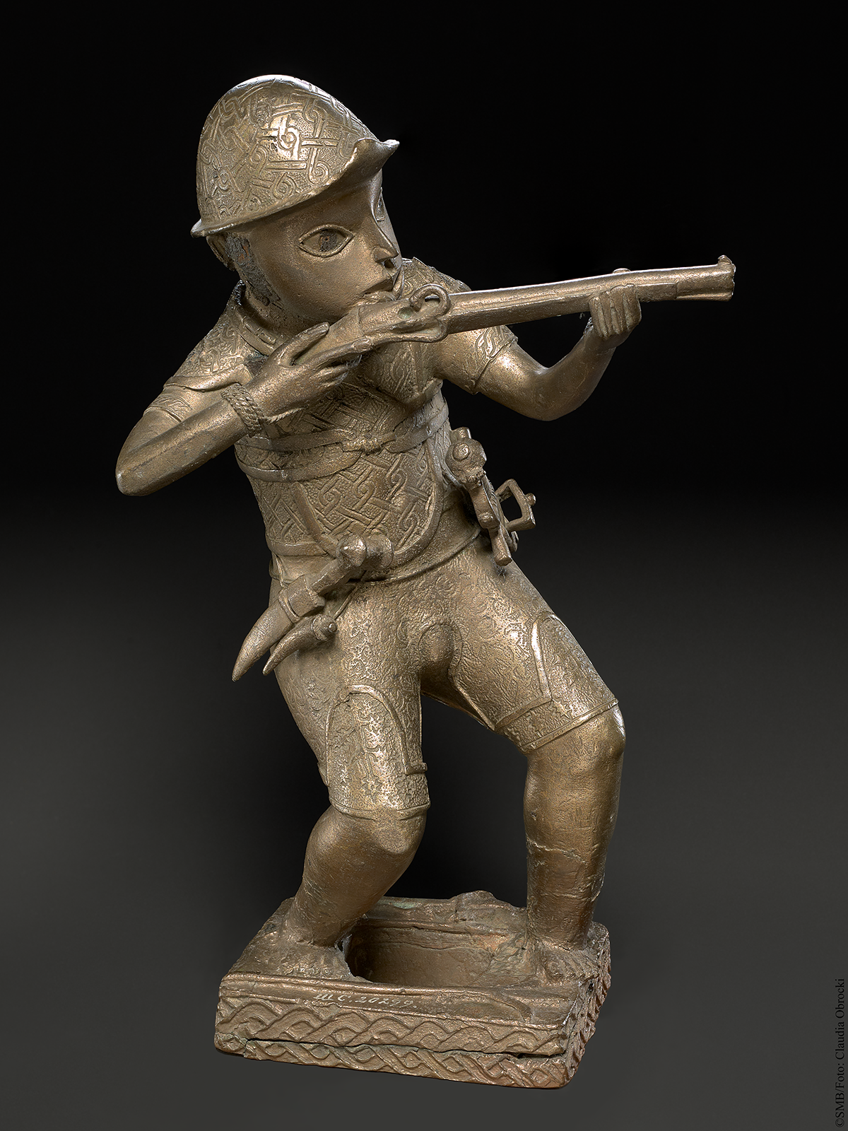 Bronzen Portugees Met Geweer door Benin. 