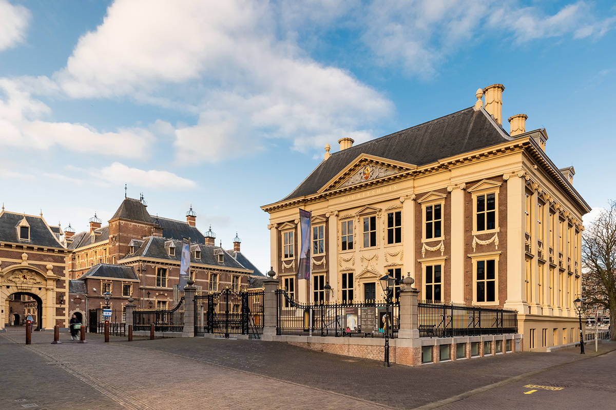 De ingang van het Mauritshuis in Den Haag