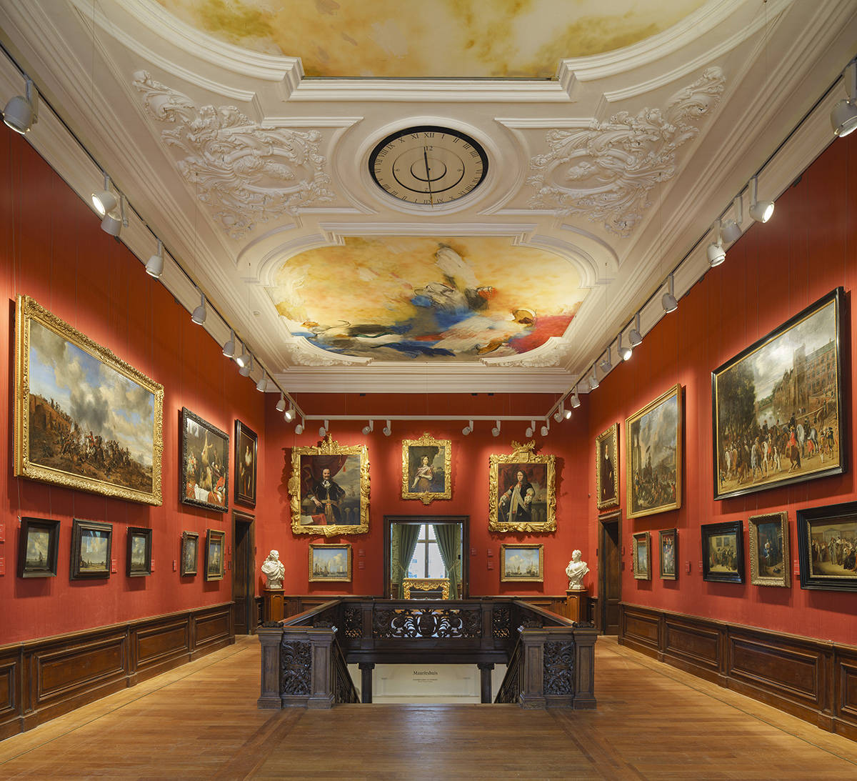 De centrale hal van het Mauritshuis hangt vol met bijzondere klassieke schilderijen, het plafond is moderner en geschilderd door Lataster.