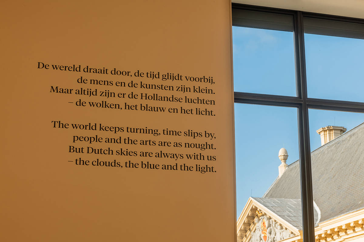 Tekst op de muur in de zaal van het Mauritshuis