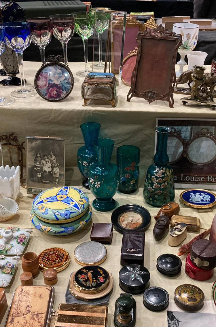 Een foto van allerlei voorwerpen van de Feest Van Verzamelen Markt.