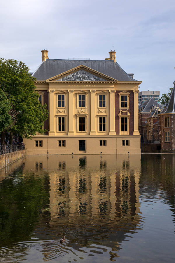 Museum het Mauritshuis weerspiegelt in de Hofvijver in Den Haag. De foto is in de avond genomen.