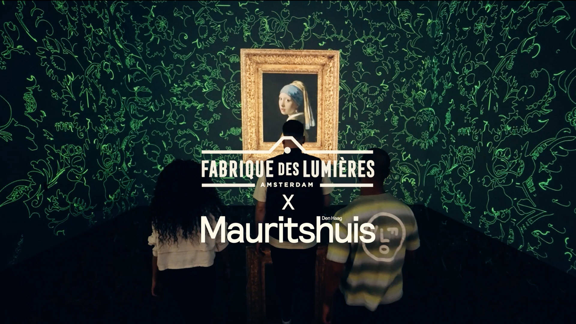 Een still uit de film Lumiere X Mauritshuis Mygirlwithapearl. Je ziet het Meisje met de Parel en daaroverheen de logo's van Fabrique des Lumiere en het Mauritshuis.