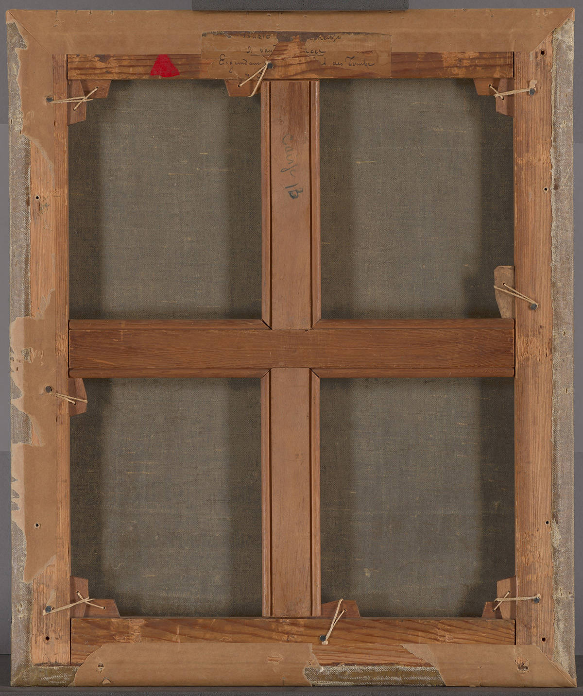 De achterkant van de lijst van Meisje met de Parel van Vermeer. Er staat een kleine rode driehoek op.