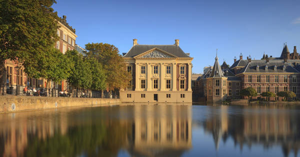 Museum het Mauritshuis aanzicht met de Hofvijver en het Binnenhof in Den Haag 