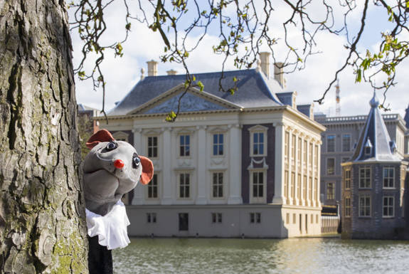 Maurits Muis bij het Mauritshuis in Den Haag