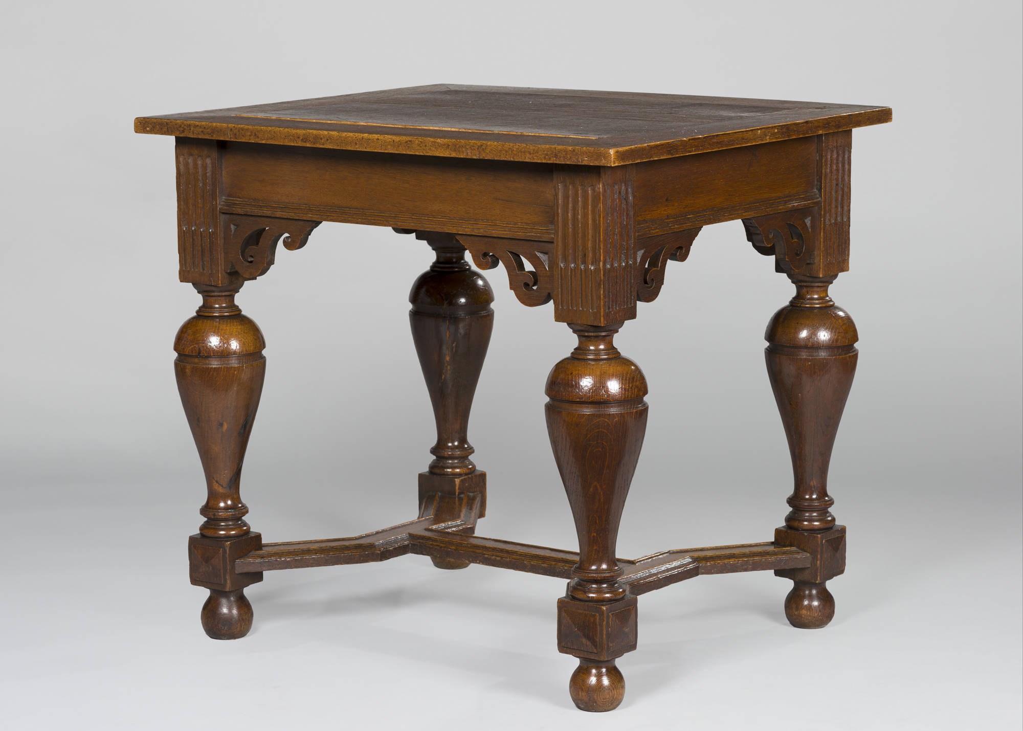 Anoniem Balpoottafeltje Table with Bulbous Legs