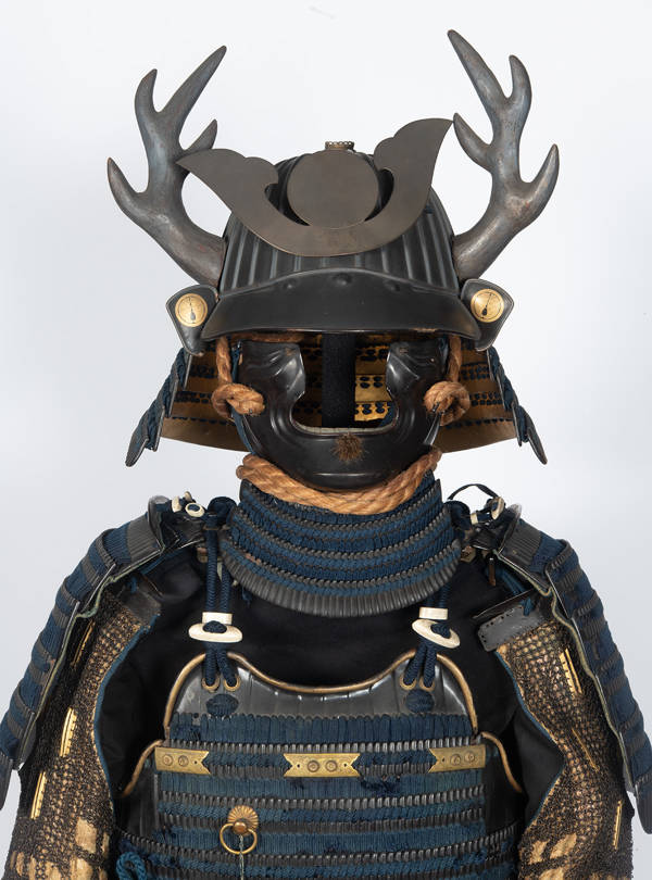 Een close-up van een samuraipak tegen een witte achtergrond.