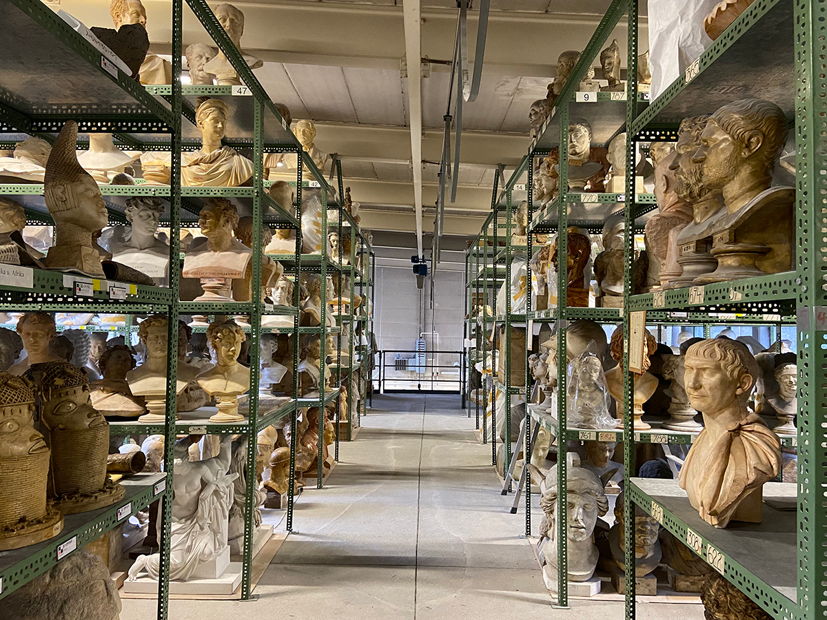 Opslag van de Berlijnse Gipsformerei. Stellages met gebeeldhouwde portretten in Romeinse stijl.