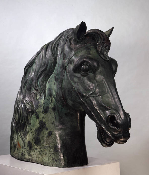 Een bronzen paardenhoofd door Quadriga.