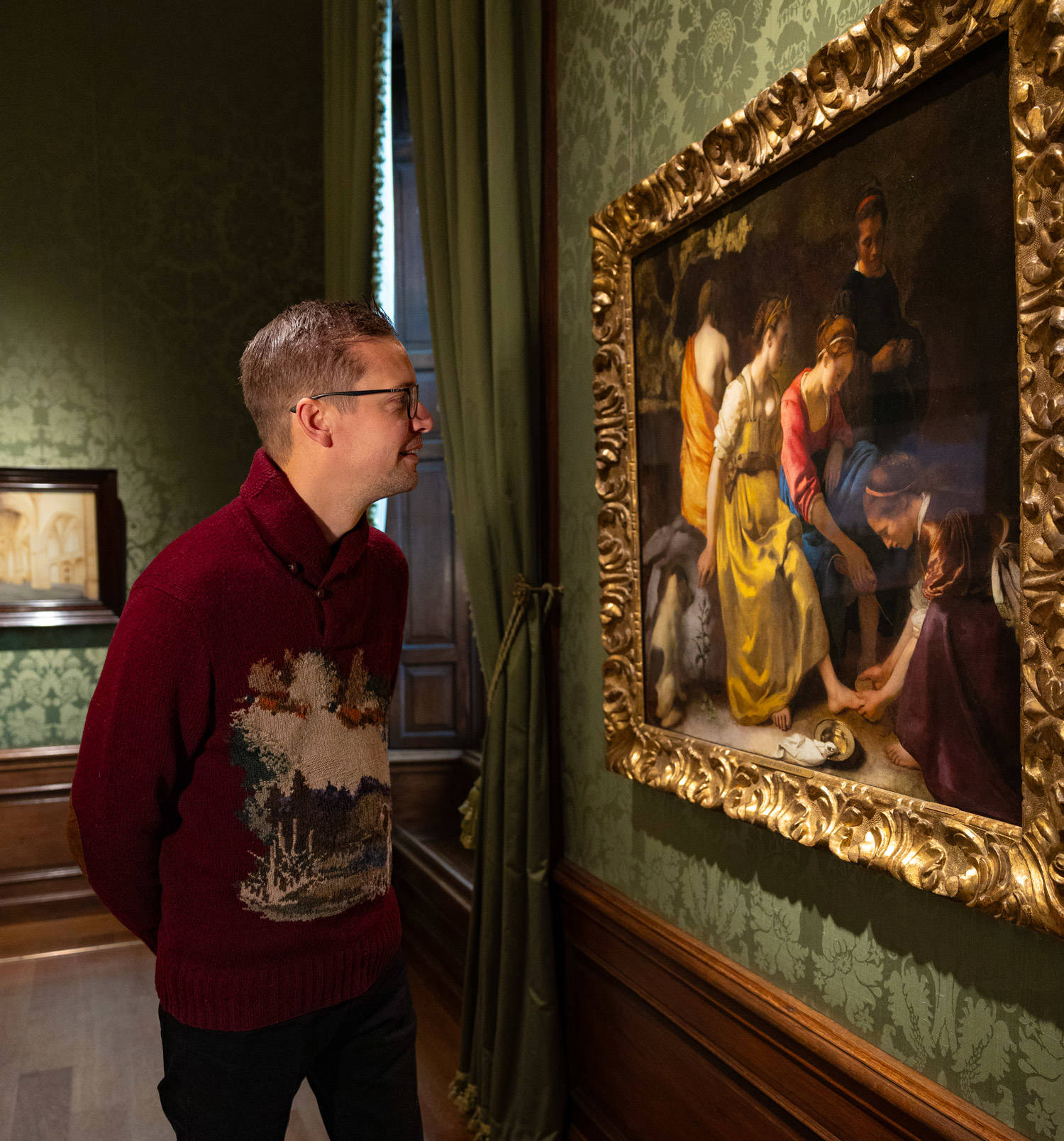 Muralist Beyond staat naast het schilderij Diana en haar nimfen van Vermeer, zijn inspiratie voor de nieuwe Mauritshuis Mural 