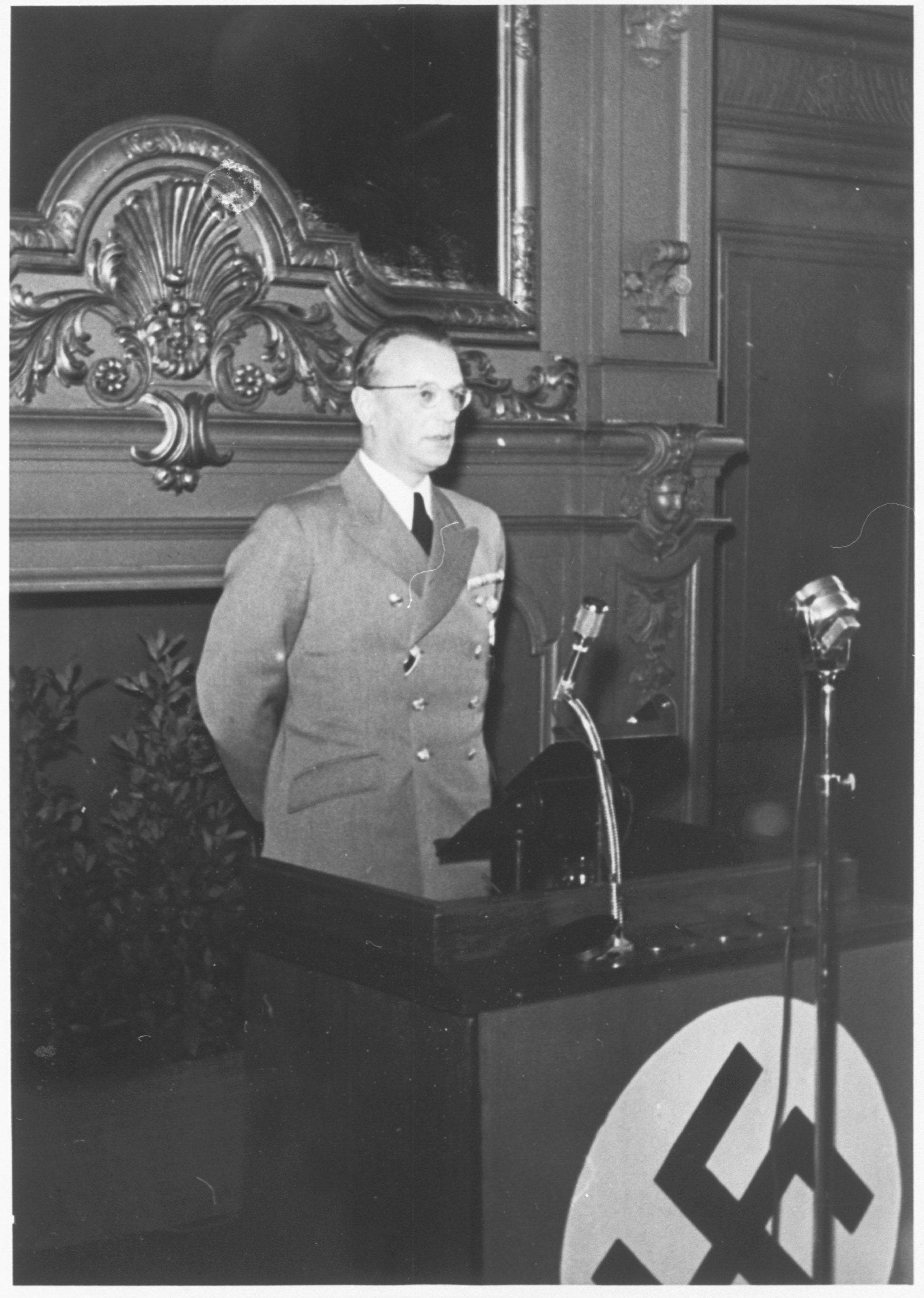 Reichskommisar Arthur Seyss Inquart in het Mauritshuis, Den Haag.