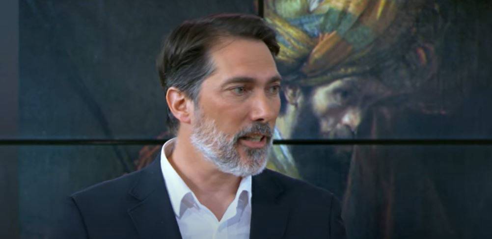 Een still van een video waarin Epco Runia, Hoofd Educatie bij het Mauritshuis, vertelt.