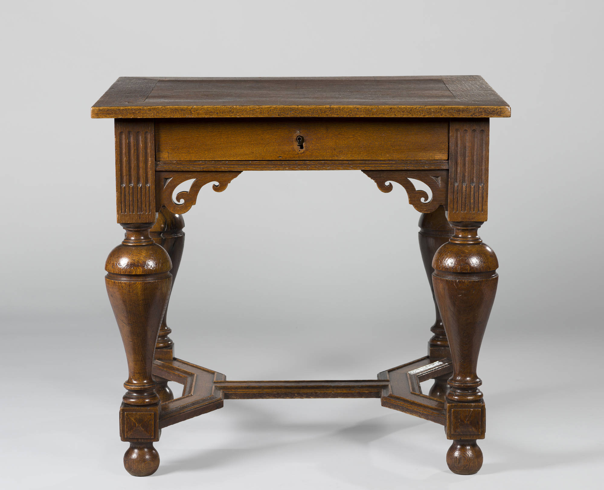 Anoniem Balpoottafeltje Table with Bulbous Legs