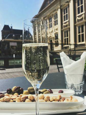 Een drankje met uitzicht op het Mauritshuis in de Brasserie Plein Den Haag