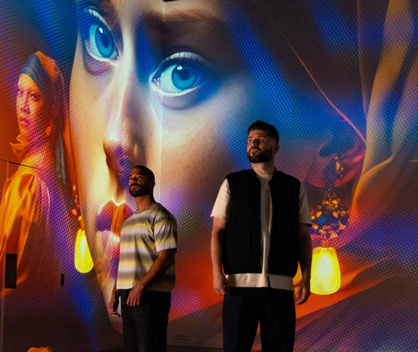 Bezoekers van Fabrique des Lumières X Mauritshuis kijken rond.