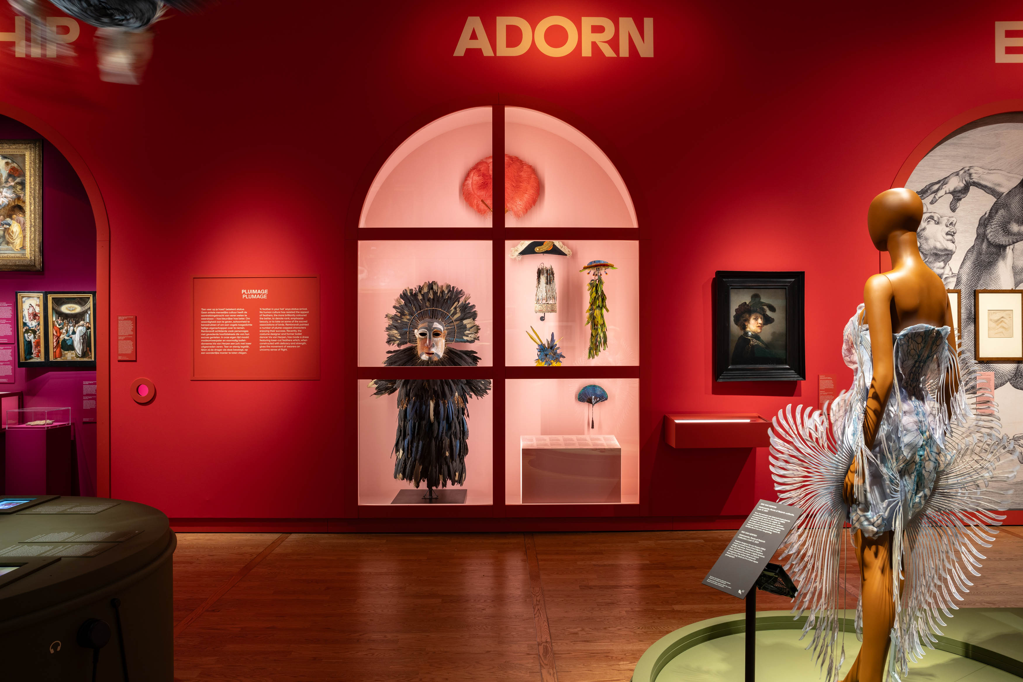 De kleurrijke zaal vol vogelkunst van de tentoonstelling BIRDS.