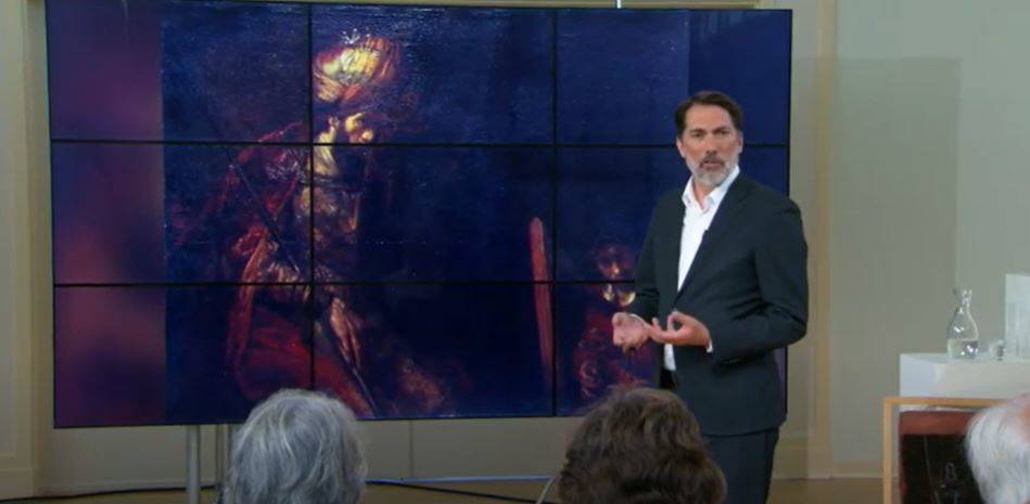 Een still van een video waarin Epco Runia, Hoofd Educatie bij het Mauritshuis voor het werk Saul en David staat en vertelt.