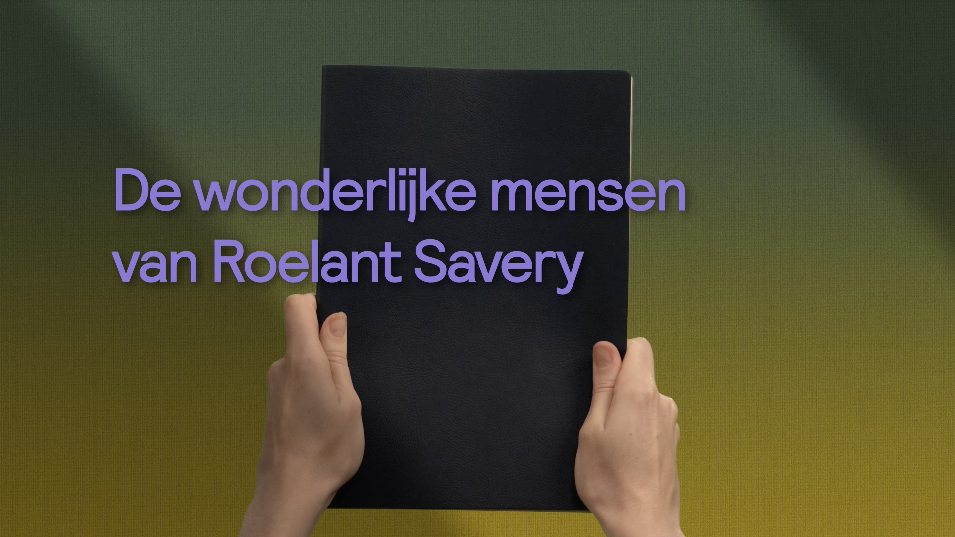 Header met 'De wonderlijke mensen van Savery'. Twee handen houden een boekje vast.