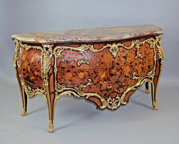 Dit is de zogenoemde ‘Anet’-commode. Hoewel de voorkant prachtig versierd is, zijn de stempels en markeringen op de achterkant belangrijk voor het herkomstonderzoek.