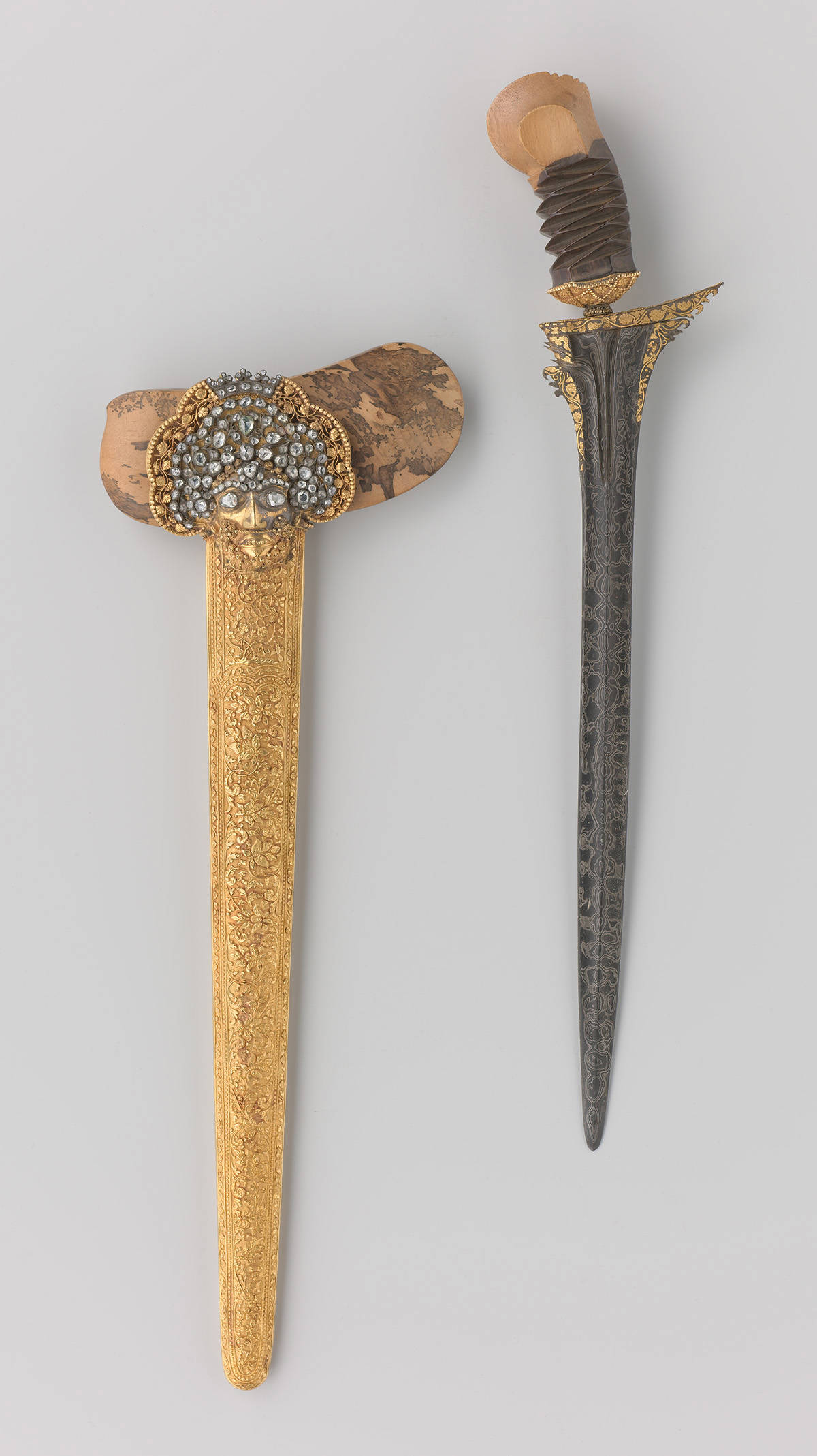 Twee zwaarden uit de tentoonstelling Het Verdwenen Museum in het Mauritshuis, Den Haag.