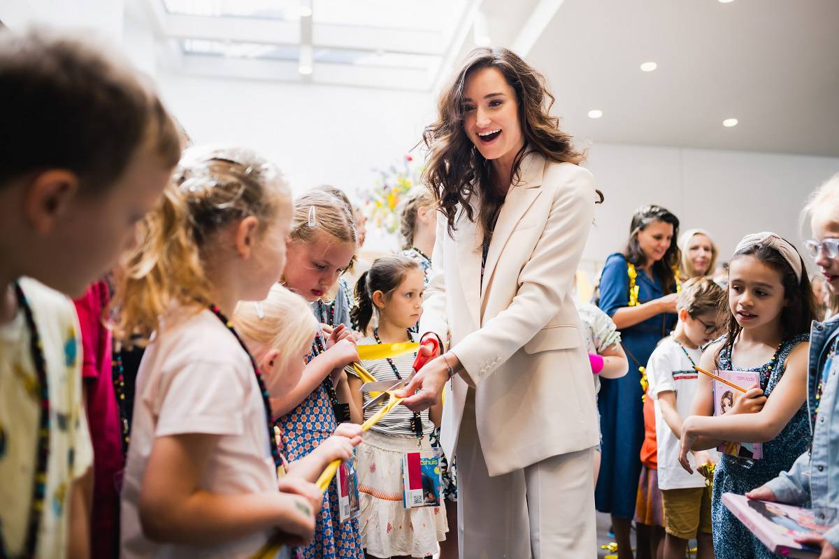 Jill knipt een lintje door voor Hallo Vermeer in het Mauritshuis.