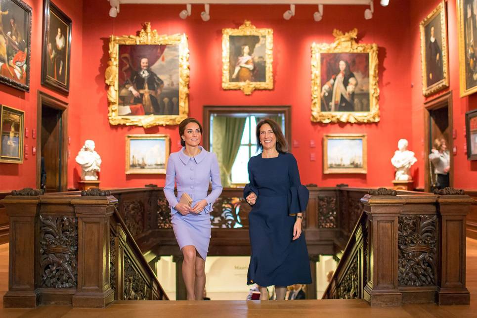 Directeur Emilie Gordenker loopt samen met de Hertogin van Cambridge in het Mauritshuis. Foto: Ivo Hoekstra.