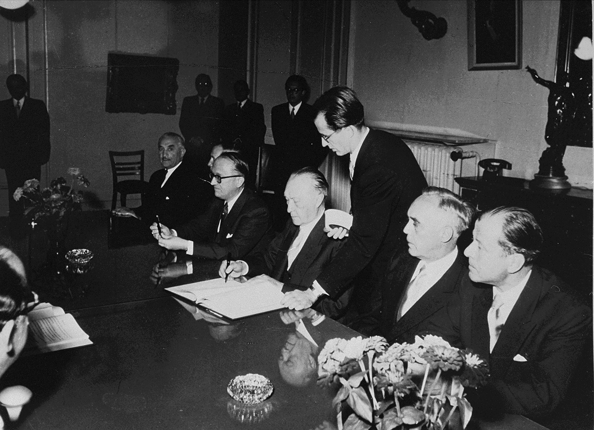 Kanselier Konrad Adenauer ondertekent de overeenkomst over herstelbetalingen.