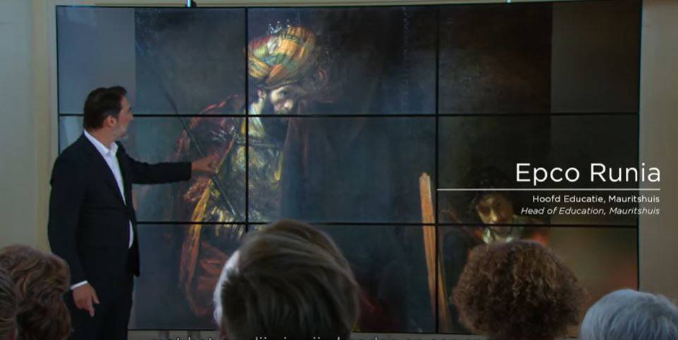 Epco Runia, Hoofd Educatie bij het Mauritshuis, wijst een detail van het werk 'Saul en David' aan.