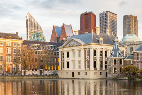 Het Mauritshuis aan de Hofvijver in Den Haag, pal naast het Torentje van het Binnenhof, met achteraan de Haagse skyline.