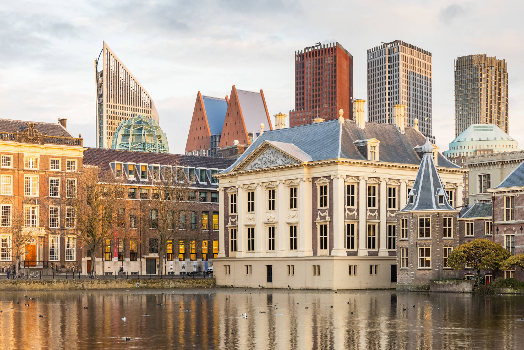 Het Mauritshuis aan de Hofvijver in Den Haag, pal naast het Torentje van het Binnenhof, met achteraan de Haagse skyline.